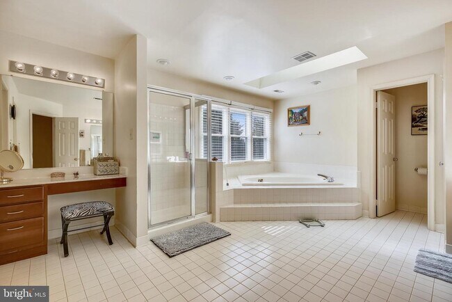 Building Photo - 14 Leatherleaf Ct