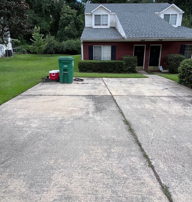 Building Photo - 3 BR/ 2 BA townhome located in Lakeshore E...