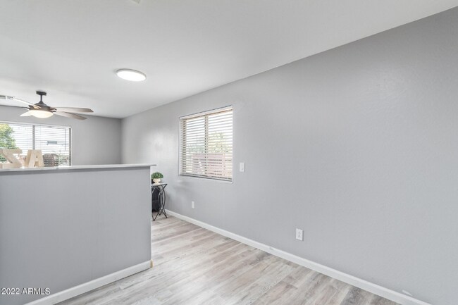 Foto del edificio - 2437 E Jones Ave