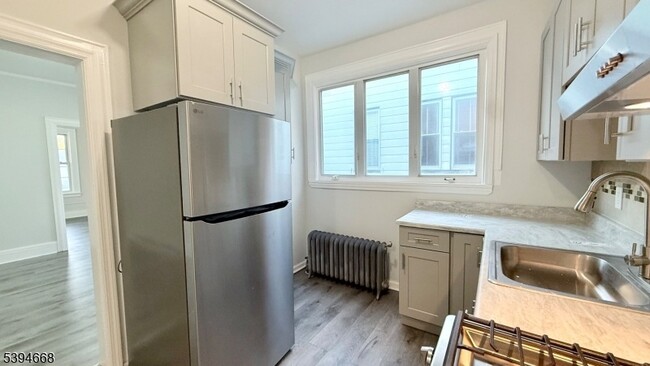 Foto del edificio - 56 Lindsley Pl