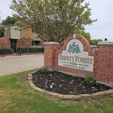 Foto del edificio - 9254 Forest Ln