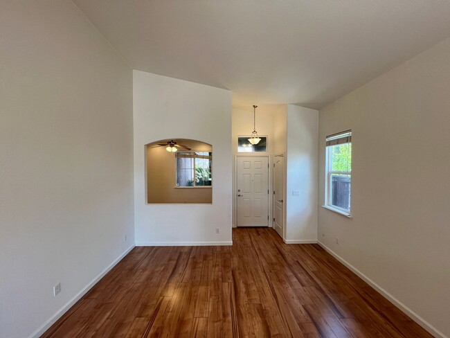 Foto del edificio - Gorgeous 3 bedroom plus office in Empire R...