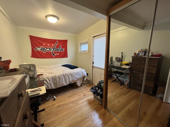 Building Photo - 4 br, 2 bath House - 222 N Thayer St
