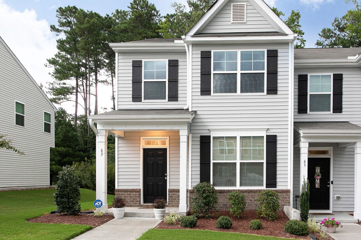 Foto principal - Fantastic end-unit townhome in Durham!