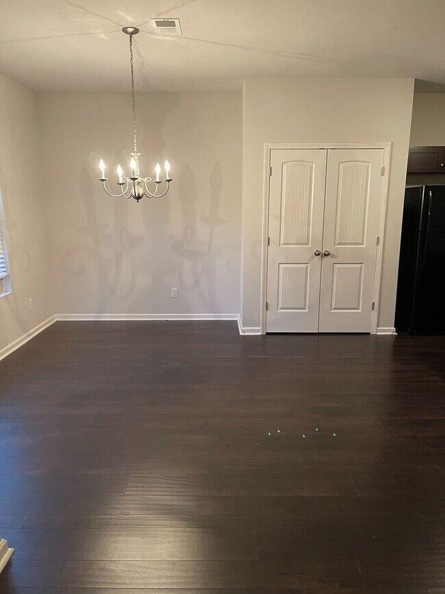 Building Photo - 124 Daisy Cir
