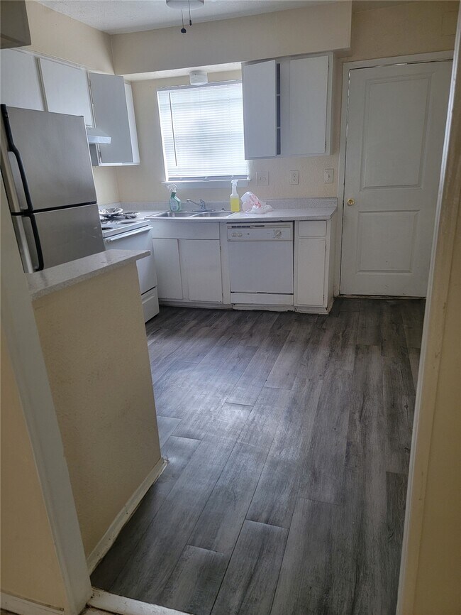 Foto del edificio - 6305 Westward St
