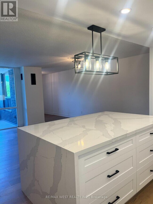 Photo du bâtiment - 1535 Lakeshore Rd E