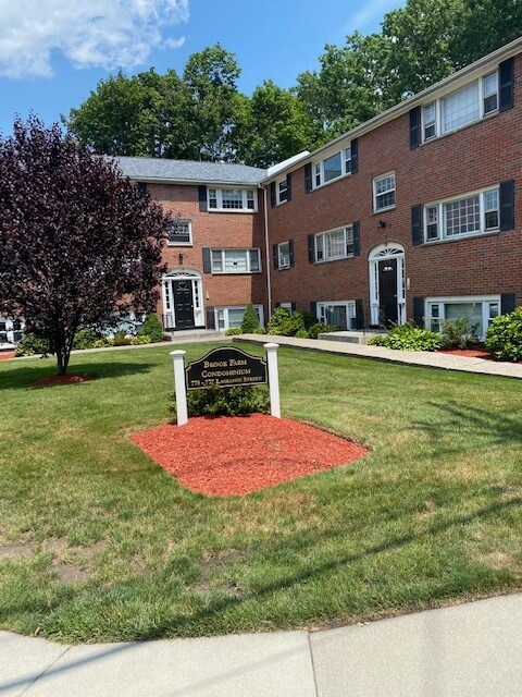 Vista frontal del condominio - 775 Lagrange St