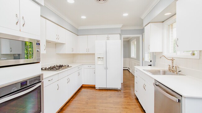 Building Photo - 688 Greenbriar Ln