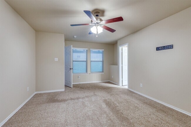 Foto del edificio - 10832 Live Oak Creek Dr