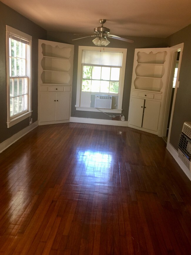 Building Photo - 619 N Travis St