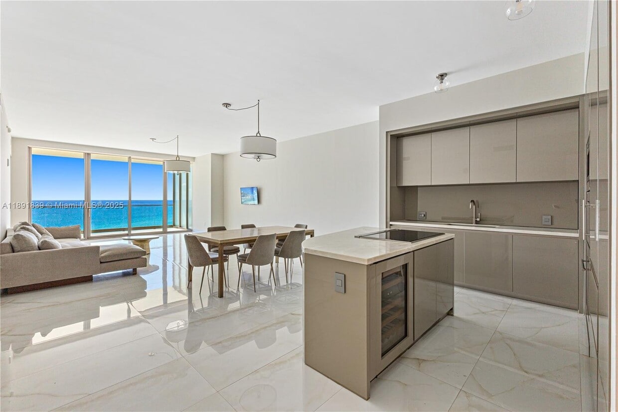 Foto principal - 18975 Collins Ave