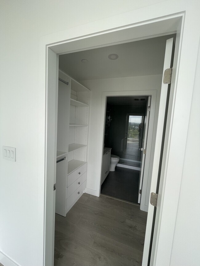 Photo du bâtiment - 901-901 Lougheed Hwy.