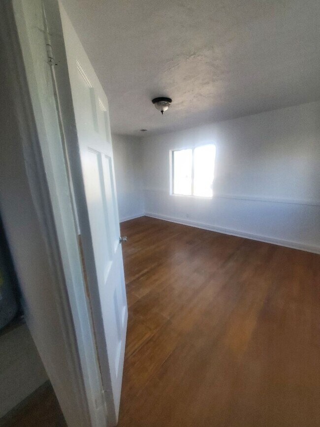 Building Photo - Newly freshened home available now!
