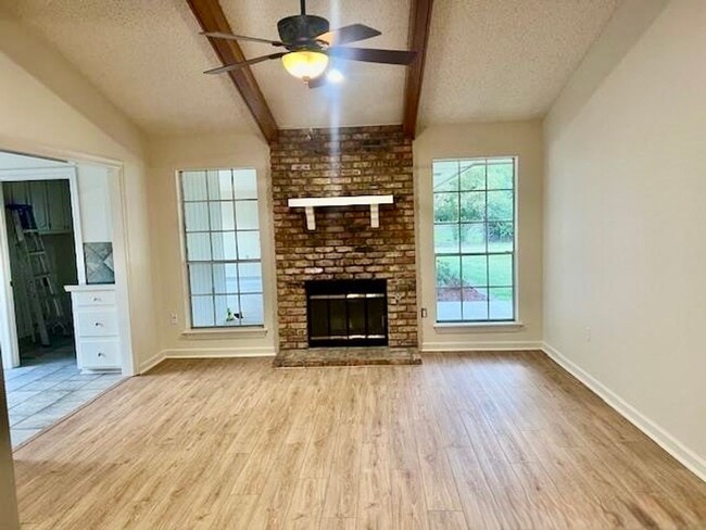 Building Photo - Spacious 3BR/2BA in Brookhollow – New Roof + All Appliances Included