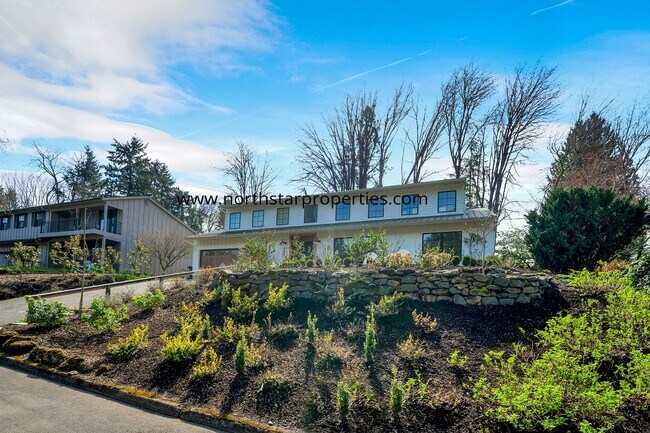 Foto del edificio - Lake Oswego Beauty Next to Tryon Creek