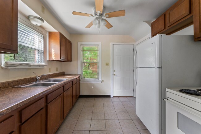 Foto del edificio - 35 Meadowbrook Ave