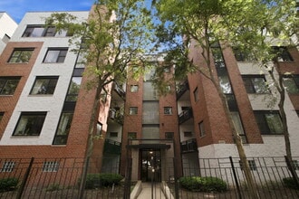 Building Photo - 2327 W Wolfram St