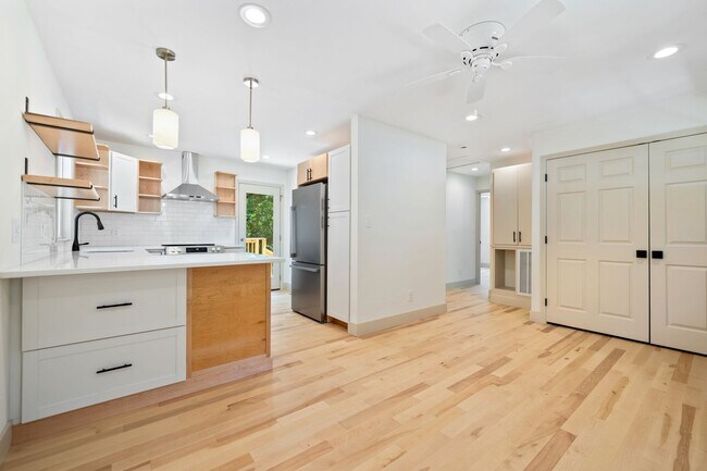 Building Photo - APPLICATION PENDING 07/08/24: Available No...