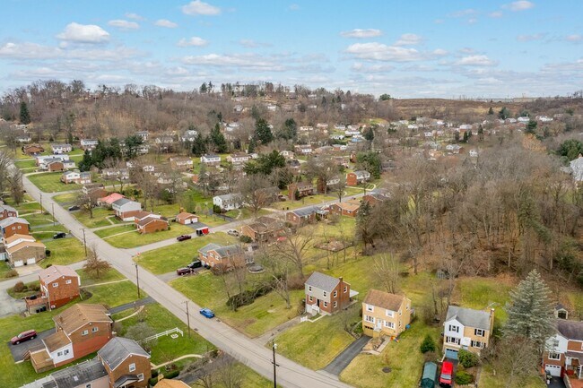 Foto del edificio - AVAILABLE JULY 1ST!! Don't miss this STUNNING 3 BEDROOM IN MCCANDLESS!!