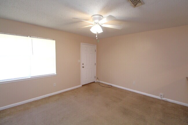 Foto del edificio - Quiet North Pensacola/Cantonment 2BR Brick Duplex on 1 Acre with Open Living Layout, Storage Room...