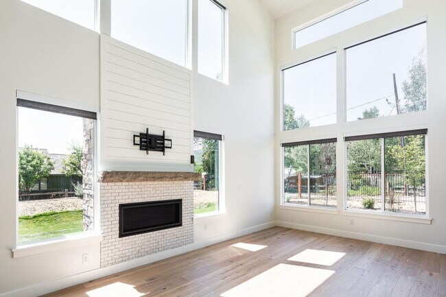 Building Photo - Luxurious Lodges Snake Creek Townhome in S...