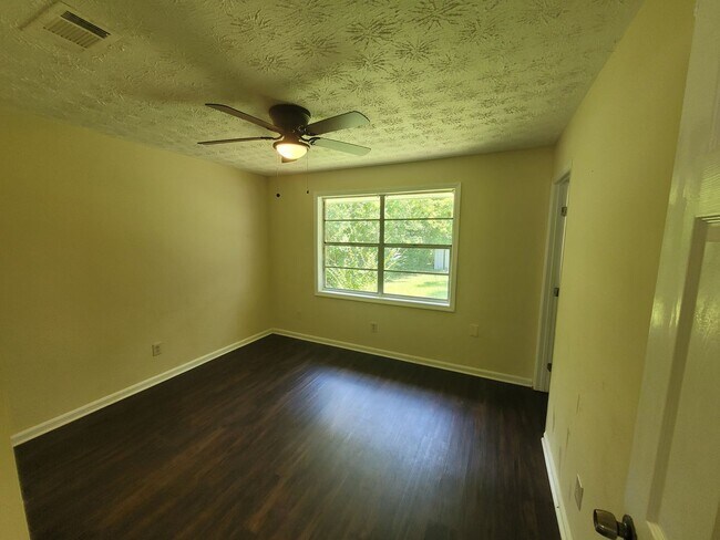 Foto del edificio - 4 bedroom 1.5 bathroom