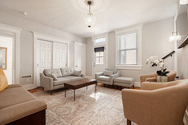 Building Photo - 2017 Elm St