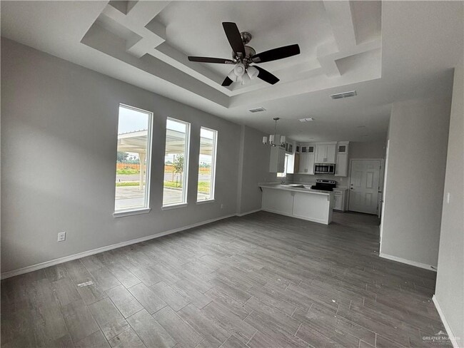 Building Photo - 909 Deluxe St