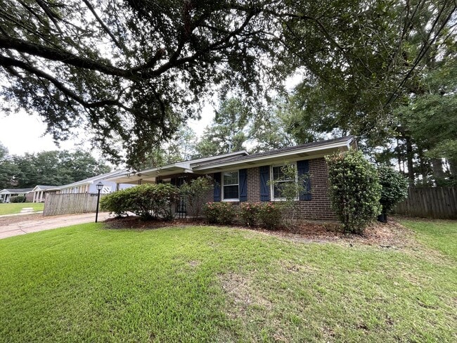 Building Photo - Sweet & Stylish 3 Bedroom 1.5 bath