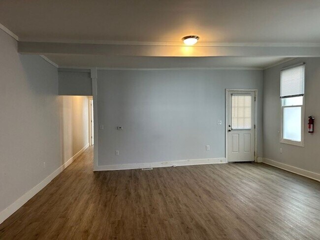 Foto del edificio - 327-329 E Main St - or 327A-100