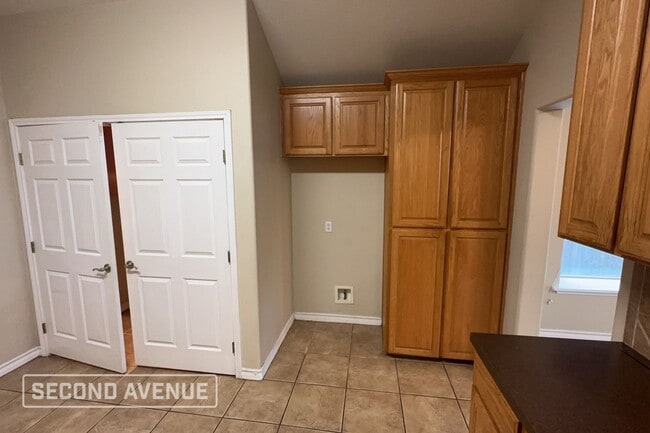 Building Photo - 1011 Forest Oak Dr
