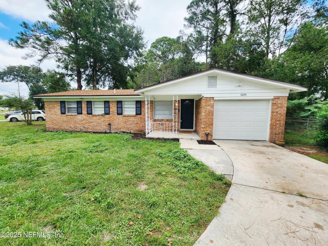 Foto principal - 10235 Monaco Dr