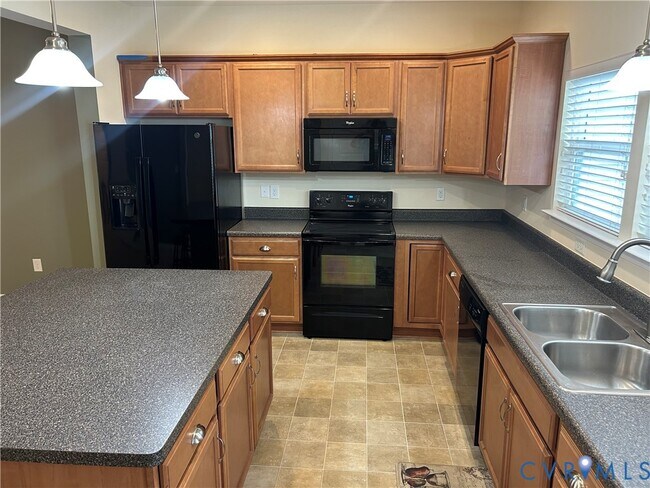 Foto del edificio - 8213 Center Path Ln