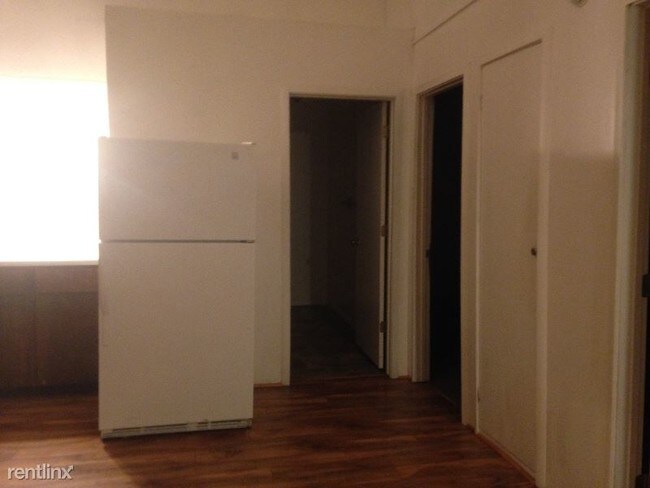 Foto del edificio - 3 br, 1 bath Apartment - 109 W. 2ND ST.