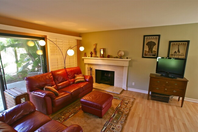 Building Photo - Incredible East Beach Town-Home unfurnishe...