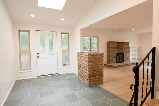 Building Photo - 3 Bedroom 2 Bathroom Home in Mission Canyon