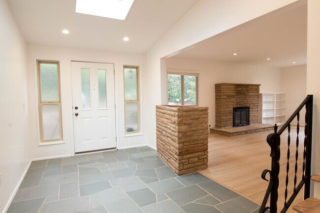 Foto del edificio - 3 Bedroom 2 Bathroom Home in Mission Canyon