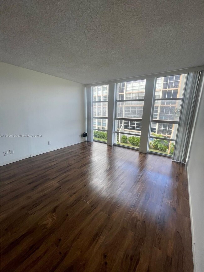 Building Photo - 1 bedroom in Hallandale FL 33009