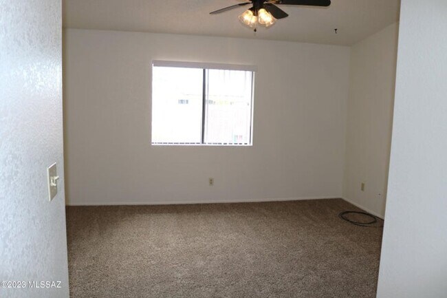 Foto del edificio - Nestled in a convenient NW neighborhood