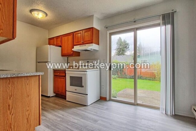 Foto del edificio - 3 Bed, 1 Bath Duplex With Fenced Yard in Gresham Near Gresham High School