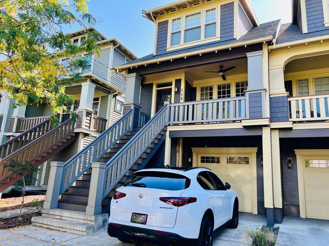 Foto principal - Custom Townhouse with Awesome Back yard