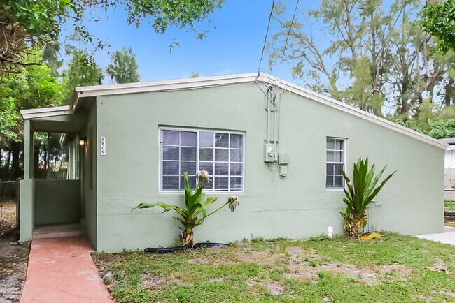 Building Photo - 5809 Pinewood Ave