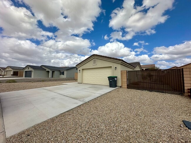 Building Photo - Modern 3 Bed, 2 Bath Home with Open Floor Plan & New Flooring – Fort Mohave- Available Now!