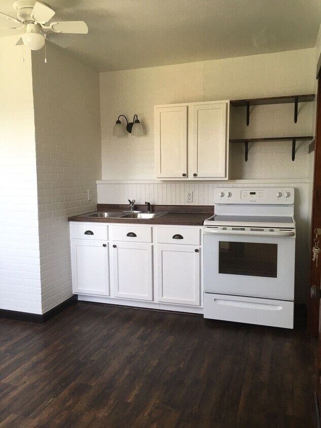 Kitchen Glass Top Stove - 1233A Trimberger Ct