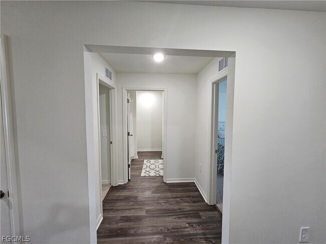 Foto del edificio - 2425 NE 7th Pl