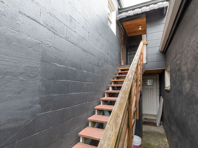 Building Photo - 9041-9049-9049 NE Sandy Blvd