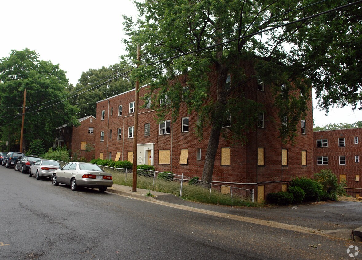 Vacant Building on N Rolf - 1500 N Rhodes St