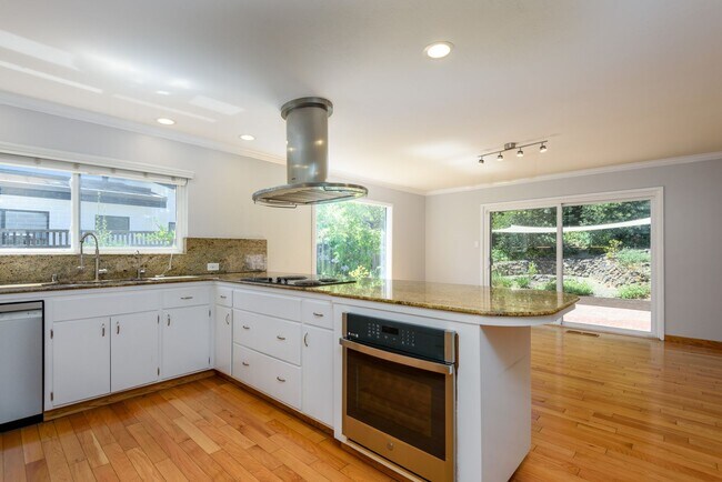 Building Photo - Beautifully Landscaped Ranch Home in West ...