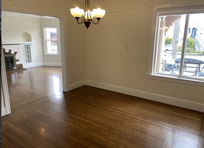 Foto del edificio - Top Floor Remodeled 2BD/1BA Flat Available Now!